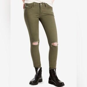 NWT- Levis 535 Super Skinny Jeans - Women’s Size 26